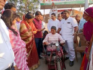 Read more about the article Makar Sankranti Special : ज्योत्सना महंत ने दो घण्टे में दिव्यांग युवती को मोटराइज्ड ट्राइसाइकिल दिलाया