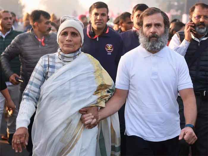 Bharat Jodo Yatra : पंजाब के आदमपुर में राहुल गांधी के साथ विधायक व उनकी मां
