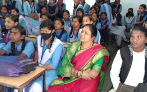 Read more about the article (BJP state minister) भाजपा प्रदेश मंत्री श्याम बाई साहू ने स्कूल के छात्रों के साथ सुनी प्रधानमंत्री मोदी की “परीक्षा पर चर्चा” देखिये Video