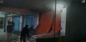 Read more about the article (Ambikapur News Today) टुनवाल ई स्कूटी के शोरूम में भीषण आग, लाखों का नुकसान,देखिये Video