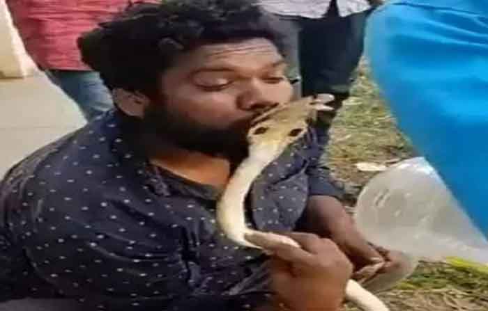 Siwan of Bihar News : सांप को किस करना पड़ा महंगा, होंठ काटने से शख्स की मौत