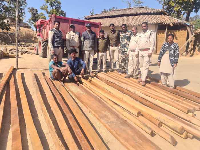 Lakhanpur News : ग्राम डाबर में तीन अभियुक्तों के घर पर अवैध इमारती काष्ठ चिरान होने की सूचना पर सर्च वारंट जारी कराकर तलाशी की कार्यवाही की गई