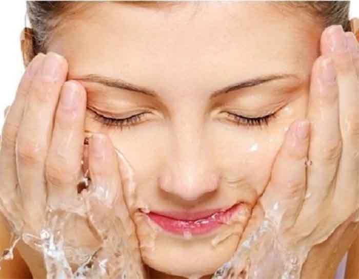 Water Facial : ठंडे पानी से चेहरा धोने से आता है निखार, मिलेंगे ये गजब के फायदे....