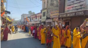 Read more about the article (Grand Kalash Shobha Yatra) 9 कुंडीय श्री शतचंडी महायज्ञ में निकाली गई भव्य कलश शोभा यात्रा