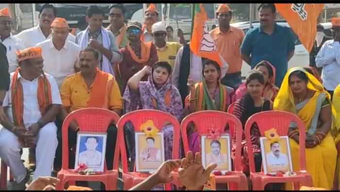 Bharati Janata Party : भारतीय जनता पार्टी प्रदेश के आह्वान पर भाजपा नेताओं के हत्या के विरोध में भाजपा नेत्री संयोगिता युद्धवीर सिंह जूदेव के नेतृत्व में चन्द्रपुर में चक्काजाम