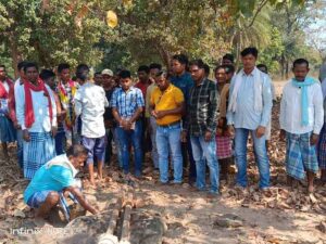 Read more about the article Dantewada News : तुड़पारास में 14 गांव के सदस्यो की उपस्थिति में मरकाम परिवार का बैठक संपन्न हुआ