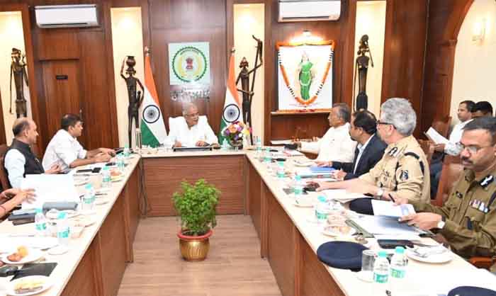 Chhattisgarh Budget Preparations : मुख्यमंत्री भूपेश बघेल मुख्यमंत्री निवास कार्यालय में विभिन्न विभागों के बजट की तैयारियों की कर रहे हैं समीक्षा