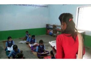 Chhattisgarh Kasdol Special News : सरकारी शिक्षक का कमाल ....भाड़े की शिक्षिका के भरोसे बच्चों का भविष्य.... पिछले 7 महीने से पढ़ा रही किराये की शिक्षिका