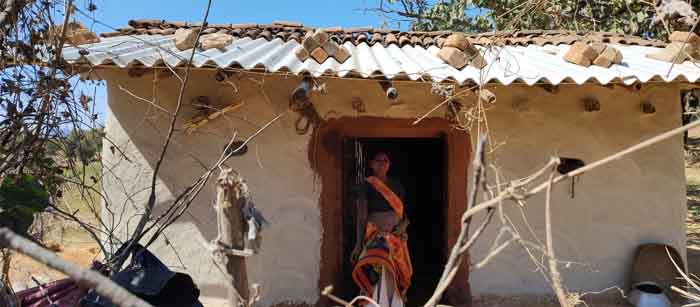 Pratappur News : टूटे-फूटे मकान से कोडाकू जनजाति के बुजुर्ग पति-पत्नी को मिली राहत समाज सेवको ने जनसहयोग से घर का कराया मरम्मत