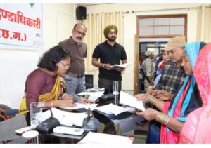 Read more about the article (Shakti Collector) सक्ती कलेक्टर ने जनदर्शन में सुनी आमजनों की समस्याएं, 70 आवेदन हुए प्राप्त