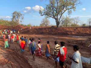 Dantewada News : ग्राम पंचायत कुदेली में लाल डस्ट वेस्ट मटेरियल डालने के मामले को लेकर 2 दिनों से धरने पर बैठे ग्रामीण