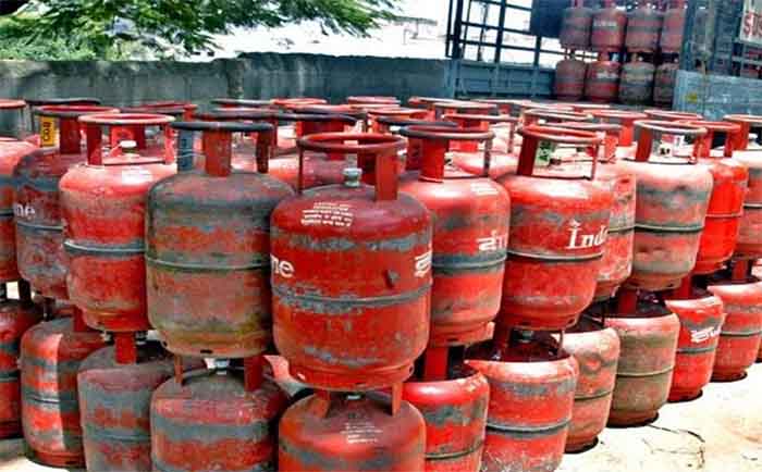 LPG Cylinder Prices : होली से पहले आम जनता को झटका, घरेलू और व्यावसायिक रसोई गैस सिलेंडर की कीमतों में हुई बढ़ोतरी...जानिए नया दाम