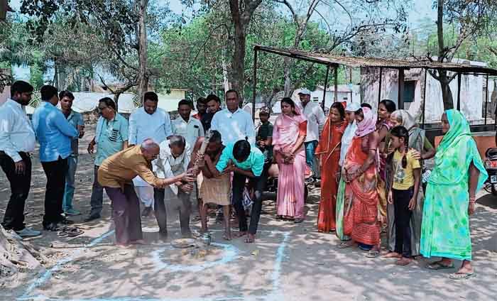 Dhamtari News : विध्यवासिनी वार्ड मे महापौर विजय देवांगन,एमआईसी सदस्य एवं पार्षदजन की उपस्थिति में वार्ड वासियों के हाथों हुआ आरसीसी नाला का भूमि पूजन
