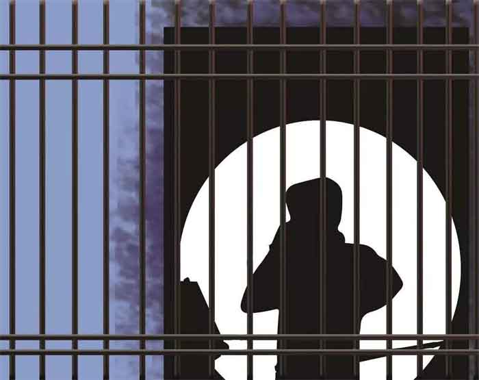 Deoria Uttar Pradesh : जेल में बंद कैदी ने बीजेपी नेता को फोन पर दी धमकी...जानिए मामला