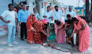 Read more about the article Dhamtari News : जालमपुर वार्ड मे महापौर विजय देवांगन एवं पार्षद जनों की उपस्थिति में वार्ड वासियों के हाथों हुआ सीसी रोड का भूमि पूजन