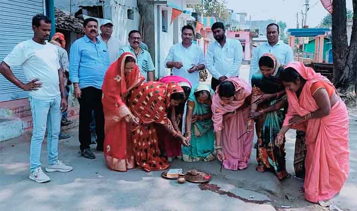Dhamtari News : जालमपुर वार्ड मे महापौर विजय देवांगन एवं पार्षद जनों की उपस्थिति में वार्ड वासियों के हाथों हुआ सीसी रोड का भूमि पूजन