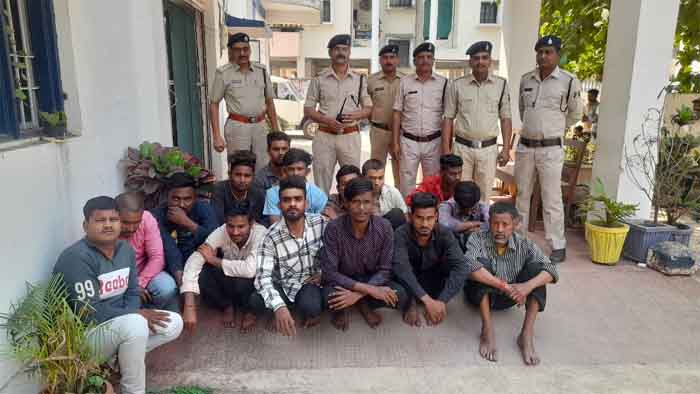 Dhamtari News : होली त्यौहार को मद्देनजर रखते हुए धमतरी पुलिस द्वारा की गयी अपराधिक तत्वों, गुंडा बदमाशों के विरूद्ध कार्यवाही 257 लोगो गिरफ्तार