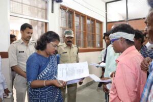 Read more about the article Collector Nupur Rashi Panna : कलेक्टर ने सुनी आमजनों की समस्याएं, प्राप्त आवेदनों के निराकरण के लिए अधिकारियों को दिए निर्देश