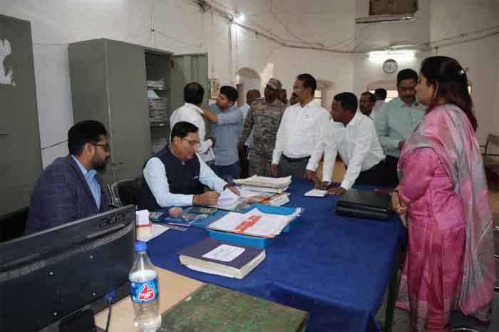 Baikunthpur News : नक्शा दुरुस्ती के कार्य को रणनीति बनाकर अभियान के रूप में शुरू करें और निरंतर मॉनिटरिंग भी सुनिश्चित करें...संभाग आयुक्त डॉ अलंग