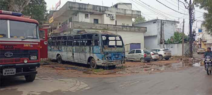 Ambikapur News : अंबिकापुर इमली पारा के बसंत लाल गली में खड़ी बस में लगी आग