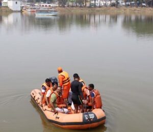 Read more about the article Dantewada NDRF एनडीआरएफ के द्वारा दन्तेश्वरी तालाब में किया बाढ़ बचाव के लिए मॉक ड्रिल