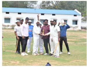 Read more about the article cricket tournament बिजली विभाग और चारामा ईगल्स की बीच चार टी ट्वेंटी डीयूस बाल क्रिकेट प्रतियोगिता का आयोजन