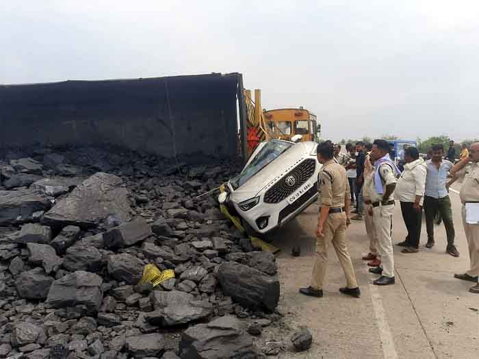 Balodabazar News : कोयले से भरी ट्रक कार पर गिरी 1 की मौत 2 घायल........