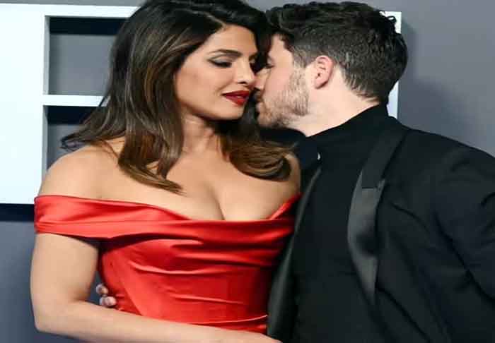 Bollywood Today News : पति संग लिफ्ट में ही Kiss करने लगी ये एक्ट्रेस.........