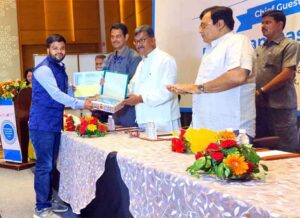 Read more about the article Narayanpur News : यूनिसेफ ने बच्चों पर असाधारण रिपोर्टिंग के लिए जिले के युवा पत्रकार अभिषेक बेनर्जी को किया सम्मानित