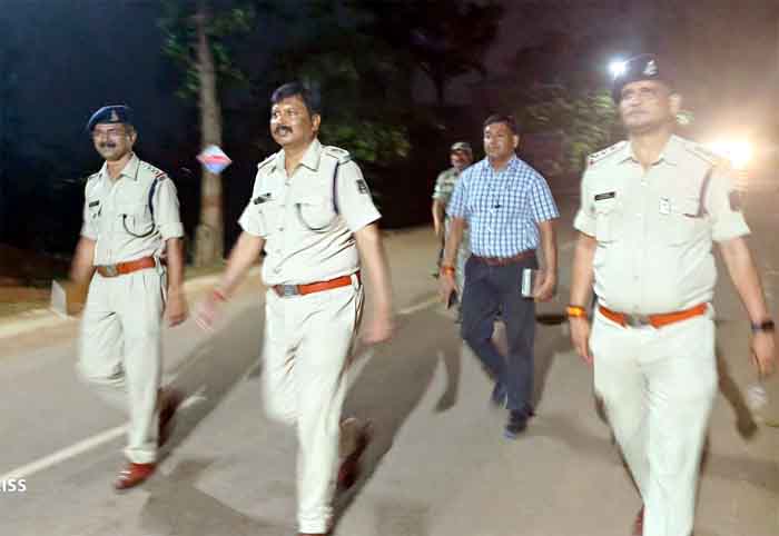 Dhamtari News : जायजा लेने पुलिस अधीक्षक सडक पर उतरे तेज गति वाहन चलाने वालों पर सक्त कार्यवाही करने के दिये निर्देश
