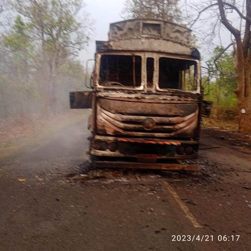 Narayanpur Breaking : नक्सलियों ने लौह अयस्क की ढुलाई कर रहे ट्रक में लगाई आग
