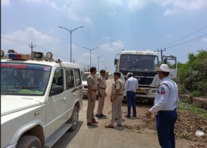 Read more about the article Raipur Big News रिंग रोड के सर्विस रोड में लापरवाही पूर्वक खतरनाक ढंग से नो पार्किंग पर खड़ी 248 वाहनों के विरुद्ध कार्यवाही