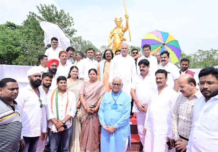 Raipur Chhattisgarh : भूमकाल’ आंदोलन के नायक गुंडाधुर की मूर्ति का मुख्यमंत्री भूपेश बघेल ने किया अनावरण