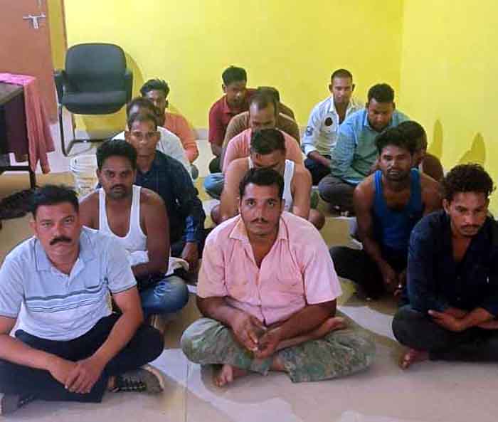 Baloda bazar Crime News : बांध के पास चल रहा था जुआ फड़ एसपी की स्पेशल टीम ने जुआरियों को दबोचा 15 जुआरी गिरफ्तार एक लाख छह हजार नगदी के साथ 11 मोटरसाइकिल 14 मोबाईल जप्त
