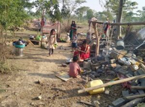 Read more about the article Janjgir-Champa : गौठान की जमीन बताकर चला बुलडोजर, सड़क पर रात गुजारने को मजबूर ग्रामीण