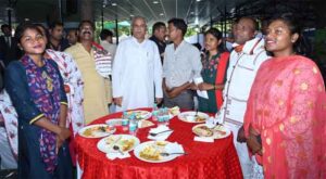 Read more about the article Surguja Chhattisgarh : सरगुजा के ग्रामीणों को मुख्यमंत्री ने आत्मीयता से कराया भोजन