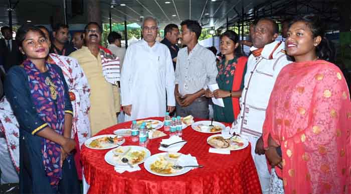 Surguja Chhattisgarh : सरगुजा के ग्रामीणों को मुख्यमंत्री ने आत्मीयता से कराया भोजन