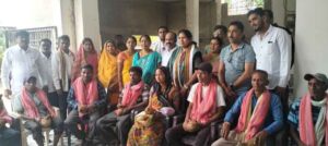 Read more about the article Labour Day : श्रमिक दिवस के अवसर पर विधायक सावित्री मंडावी के द्वारा अपने निवास पर श्रमिक भाई बहनों का तिलक लगाकर श्रीफल भेंट किया