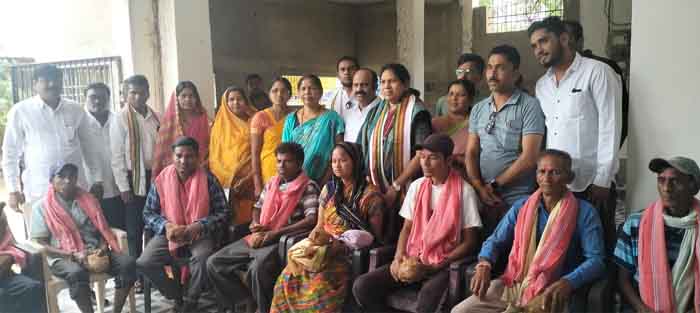 Labour Day : श्रमिक दिवस के अवसर पर विधायक सावित्री मंडावी के द्वारा अपने निवास पर श्रमिक भाई बहनों का तिलक लगाकर श्रीफल भेंट किया