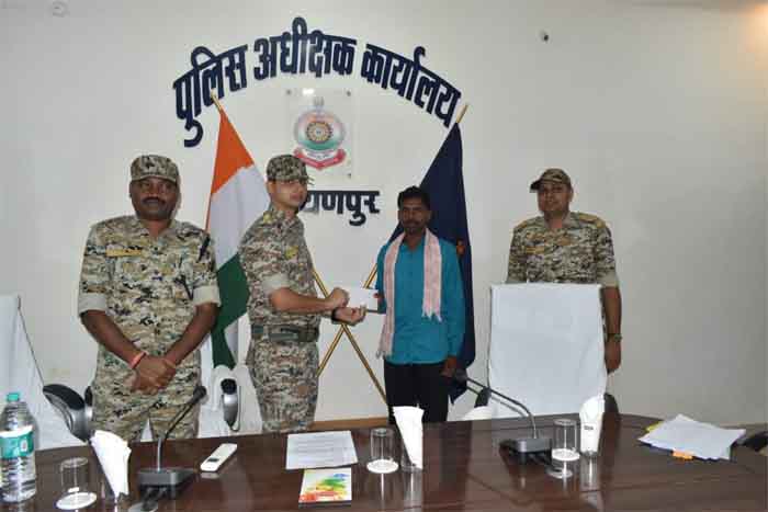 Narayanpur News : नक्सलियों की अघोषित राजधानी अबूझमाड़ के कुतुल में सक्रिय 5 लाख के इनामी एलओएस कमांडर ने किया सरेंडर
