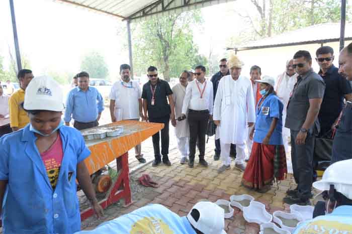 Raipur 22 May 2023 : मुख्यमंत्री बघेल ने रूरल इंडस्ट्रियल पार्क में लगे प्रसंस्करण केंद्र का अवलोकन किया