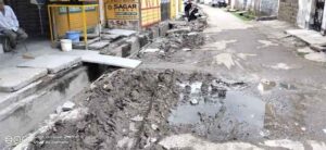 Bacheli Municipal Ward : नाली निर्माण में निकले मलबे को सड़क में रखने से आवगमन करने वालो को हो रही परेशानी