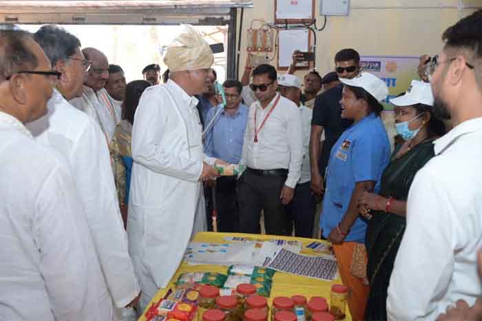Chhattisgarh Today News : ग्राम-चिर्रा रीपा में दिव्यांग ललिता राठिया ने मुख्यमंत्री भूपेश बघेल को अलग-अलग समूह द्वारा संचालित गतिविधियों को बताया