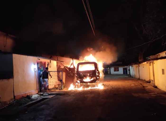 Chhattisgarh Bacheli News : आरईएस काॅलोनी में बेटे ने घर के पास खड़ी अपने स्कार्पियो वाहन में लगाई आग आग की लपटे घर तक पहुॅची, लाखो का सामान खाक