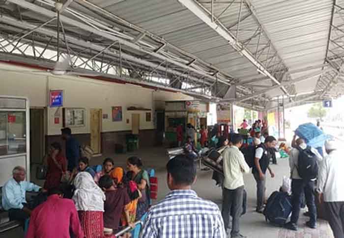 Indian Railway News : एक तो गर्मी उपर से एक्सप्रेस-मेल ट्रेनें घंटों लेट, लेटलतीफी से यात्री हो रहे हलाकान...