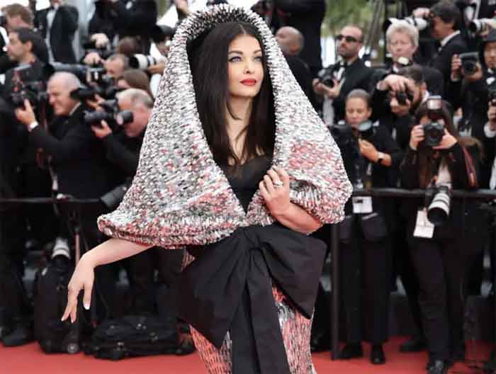 Aishwarya Rai in hoodie gown : सिल्वर कलर के हुडी गाउन मे गर्दा उड़ा रही ऐश्वर्या राय बच्चन....देखे फोटोज