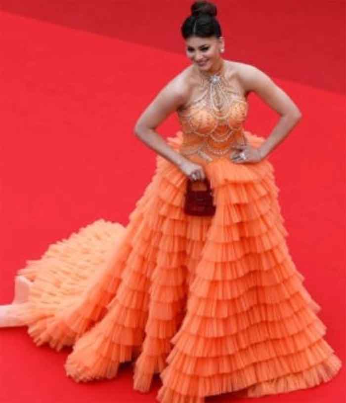 Urvashi Rautela in orange gown : ऑरेंज गाउन में बार्बी डॉल दिखीं एक्ट्रेस उर्वशी रौतेला