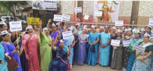 Read more about the article Bhatapara District : पृथक भाटापारा जिले की मांग को लेकर सर्व समाज की सैकड़ो महिलाओं ने किया जय स्तंभ चौक में प्रदर्शन, देखिये VIdeo