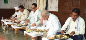 Read more about the article Dhamtari latest news : मुख्यमंत्री ने ग्राम भटगांव निवासी किसान के घर स्वादिष्ट छत्तीसगढ़ी भोजन का लिया स्वाद