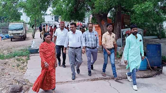 Dhamtari News : ब्राह्मण पारा वार्ड मे मिल रही विकास को गति महापौर विजय देवांगन की उपस्थिति मे वरिष्ठजनो के हाथों हुआ सीसी रोड का भूमि पूजन, जर्जर रोड से नागरिकों को मिलेगी राहत